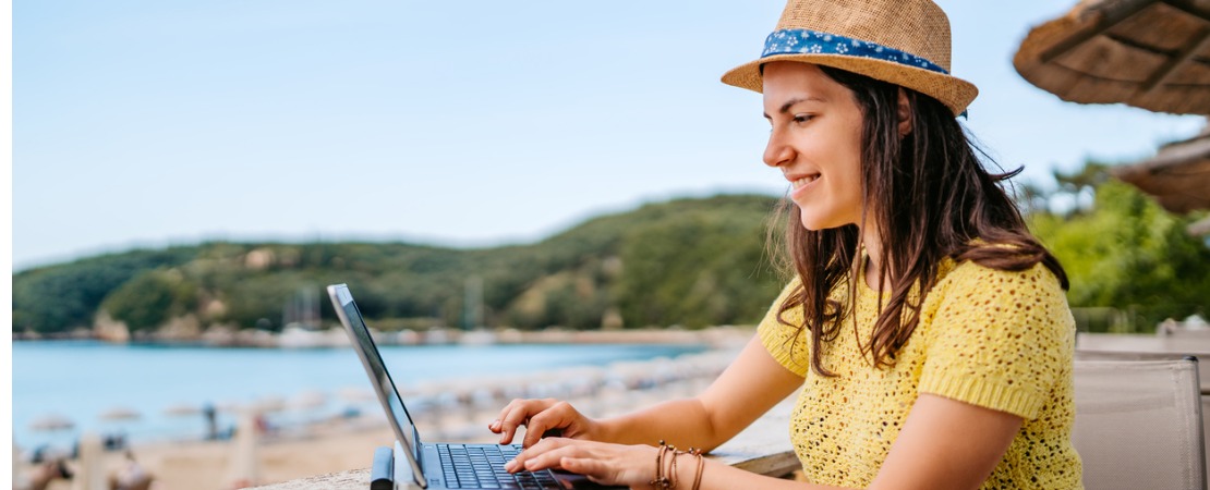 Jovem aprendendo vocabulário de praia em inglês