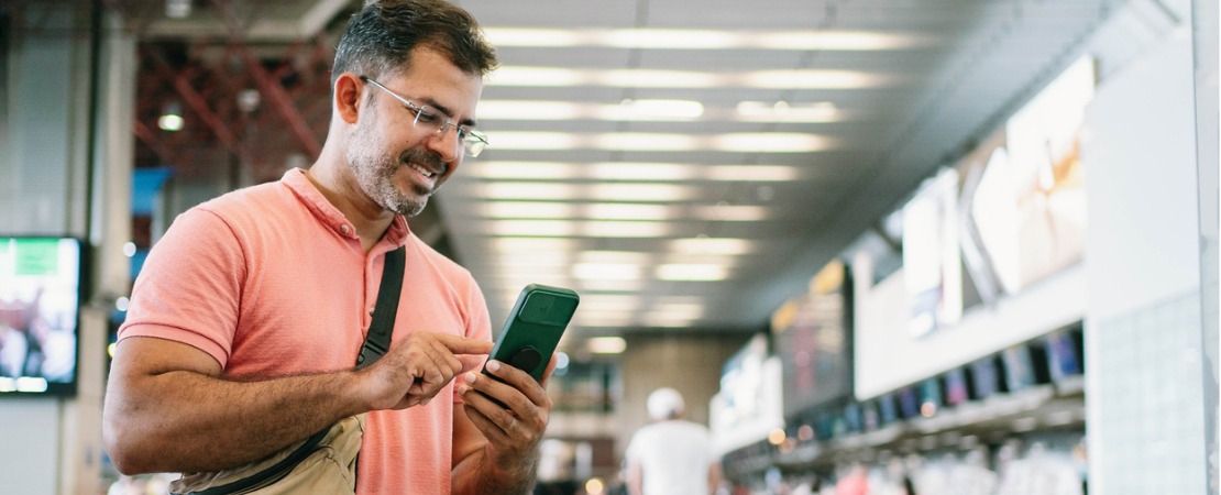 Homem branco no aeroporto indo viajar sem falar inglês