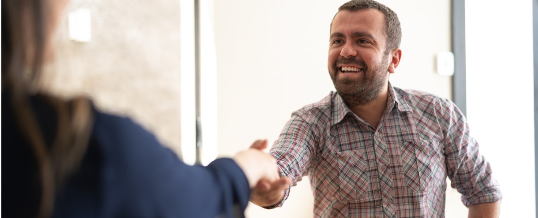 Homem negociando salário em inglês