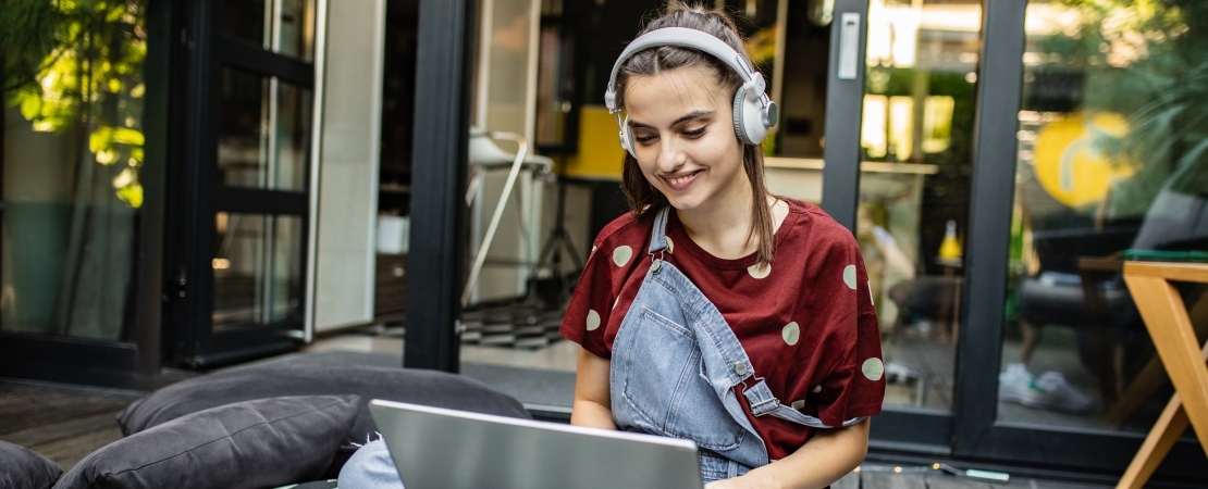 Jovem estudando inglês online com o Inglês Paraná