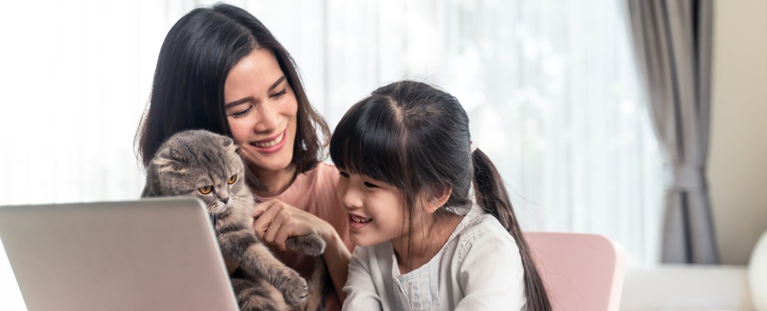 Mulher asiática ensinando o nome dos animais em inglês para sua filha