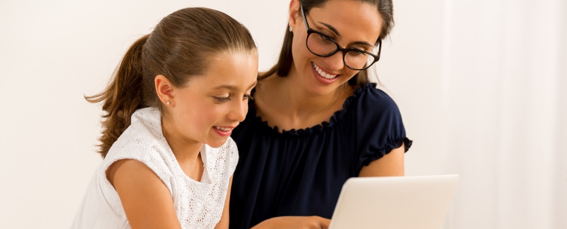 Mãe ensinando o Verbo to be para crianças para sua filha