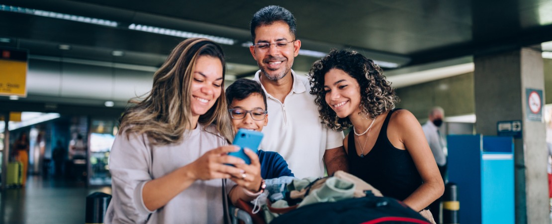 família brasileira viajando para o exterior pesquisando sobre inglês para viagem