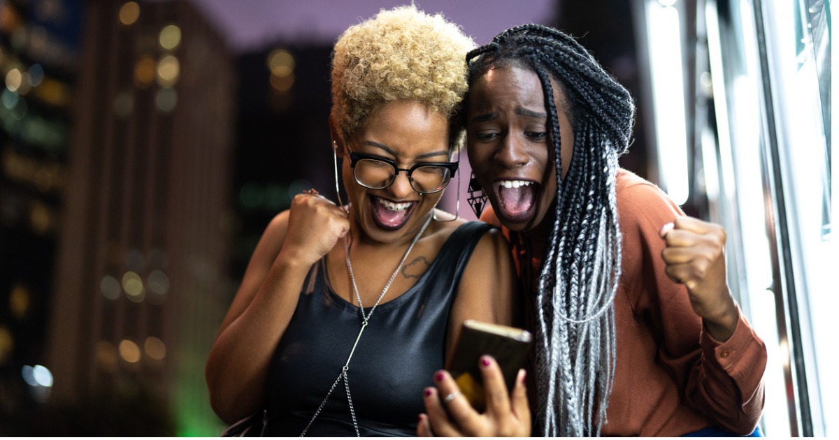 Estudantes felizes porque gabaritaram na prova de inglês do Enem