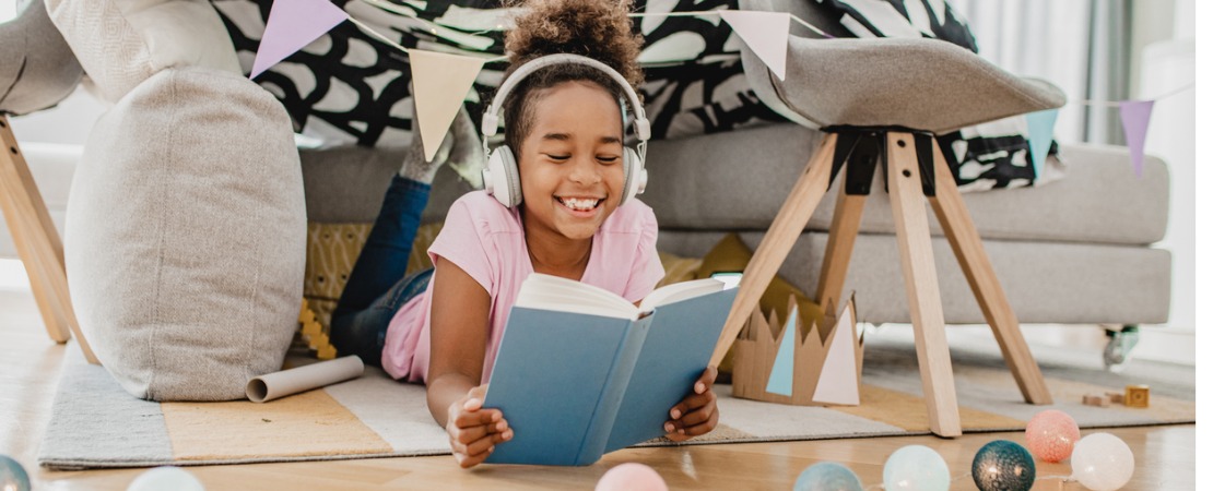 Menina lendo livros infantis em inglês