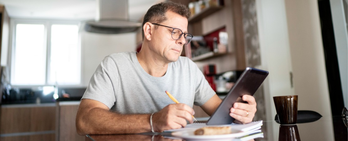 Homem estudando a tabela de verbos irregulares em ingles