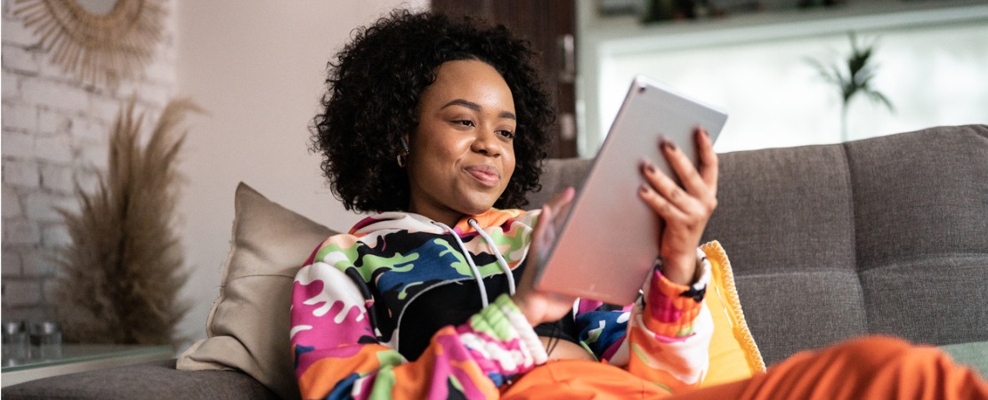 Jovem lendo textos em inglês para iniciantes em casa