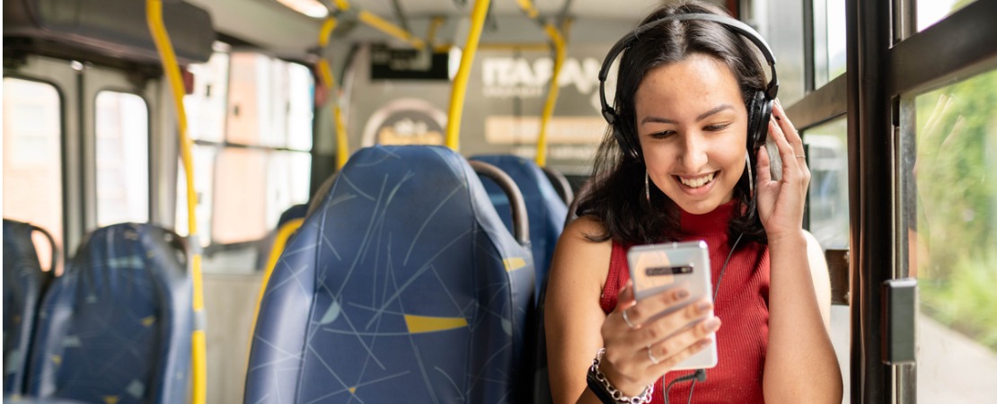 Jovem usando um app para aprender inglês no ônibus