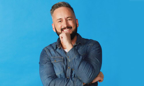 Homem feliz olhando pra frente