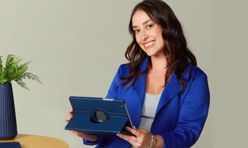 Mulher fazendo curso de ingles pelo tablet