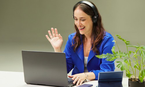 Mulher feliz fazendo curso de ingles online