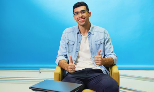 Homem feliz com o notebook