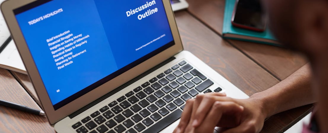 Imagem mostrando uma pessoa estudando online em um laptop, representando as melhores plataformas de inglês.