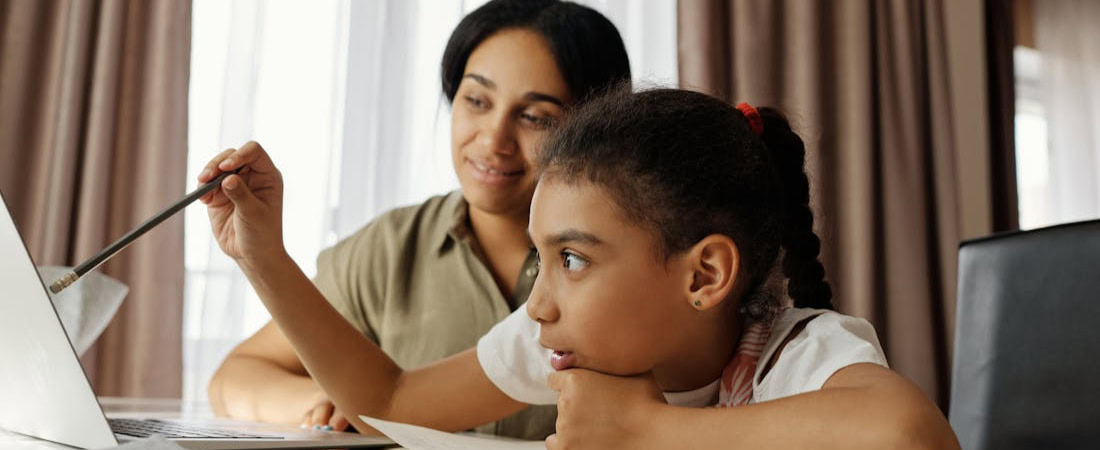 Imagem mostrando uma criança estudando com sua mães, representando o curso de inglês mais recomendado para crianças.