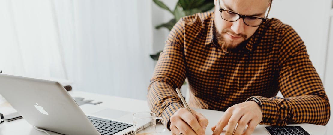 Aulas de inglês ao vivo vs. Apps: qual é mais eficaz para a fluência?