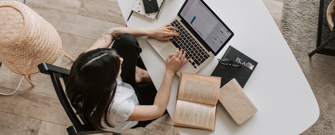 É melhor aprender inglês com professores nativos? Impacto real na sua pronúncia e confiança