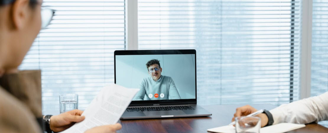 Imagem mostrando pessoas fazendo uma aula de um curso de inglês conversacional.