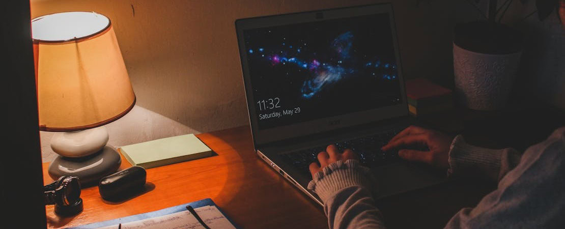 Imagem mostrando uma pessoa em uma mesa de computador, representando o curso de inglês flexível.