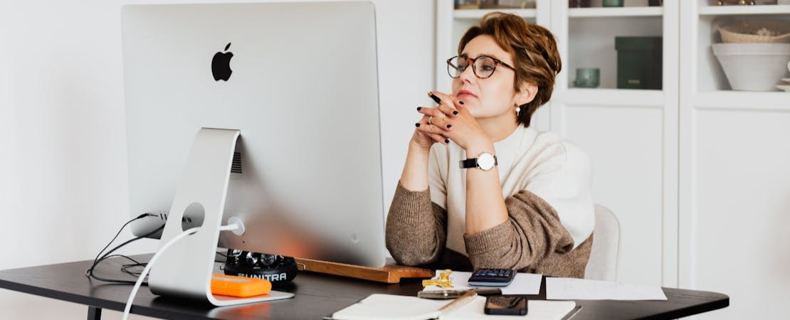 Imagem mostrando uma mulher em um escritório, representando se Open English é Bom.
