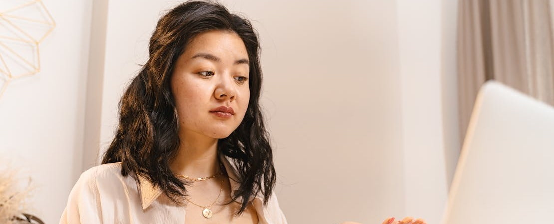 Imagem mostrando uma mulher estudando, representando a pronúncia em inglês.