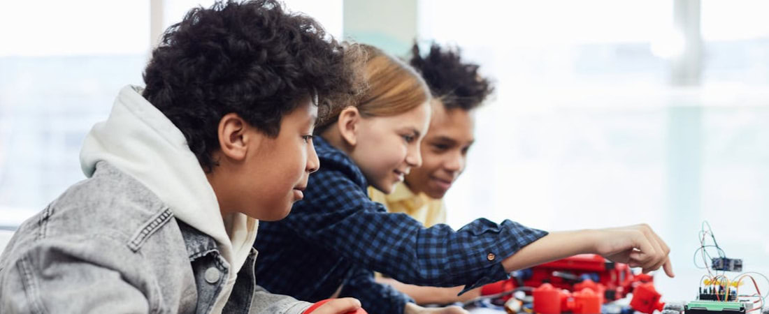 Imagem mostrando crianças aprendendo em uma sala de aula, representando os benefícios do curso de inglês para crianças.