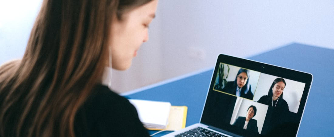 Imagem de uma mulher participando de uma reunião virtual, exemplificando o uso do inglês para o trabalho em um ambiente corporativo.