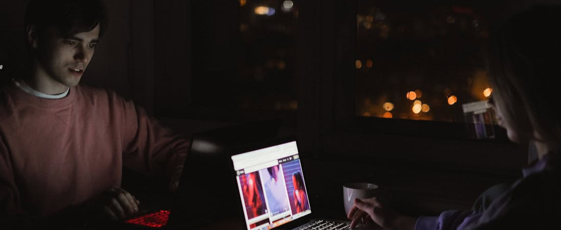 Imagem mostrando pessoas aprendendo durante a noite representando uma plataforma de inglês 24 horas.