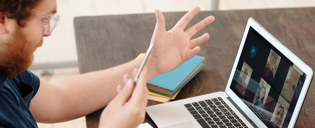 Falar inglês em reuniões online: guia completo para se comunicar com confiança