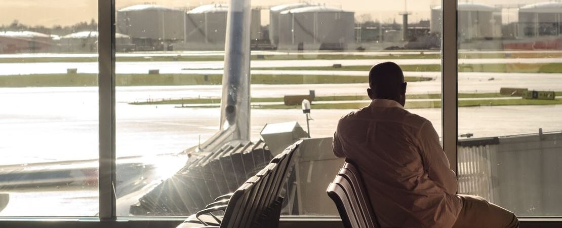 Imagem mostrando uma pessoa esperando no aeroporto.