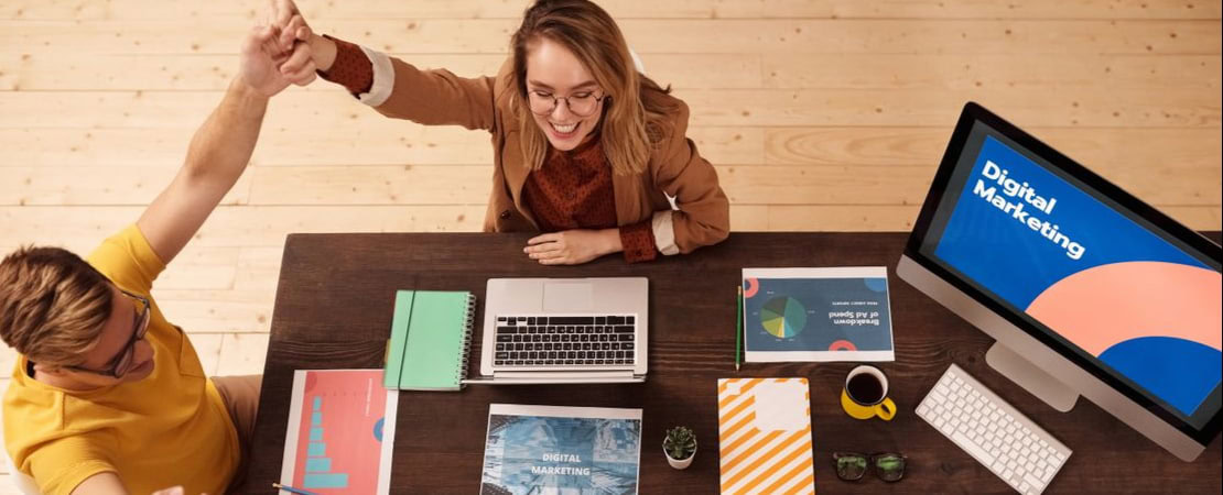 Imagen que muestra a profesionales en una sala, representando términos de marketing en inglés.