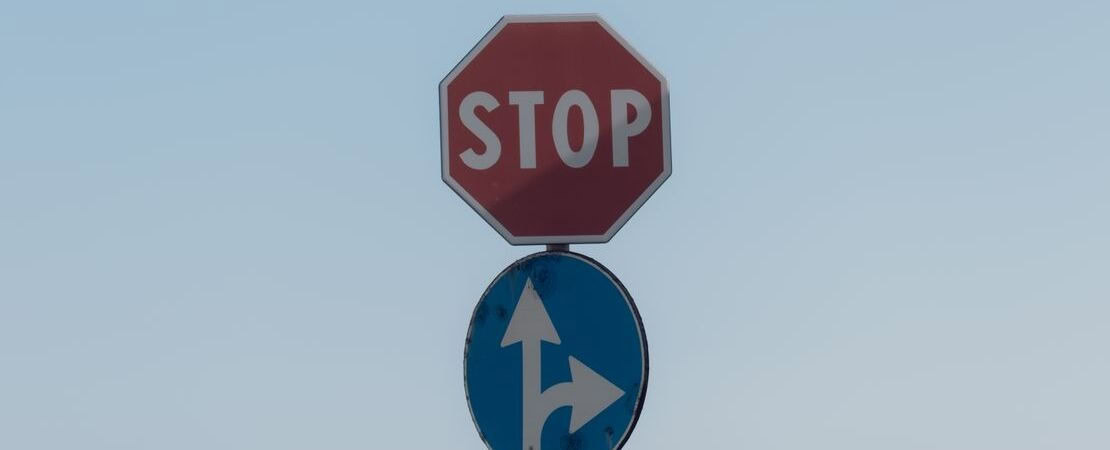 Imagem mostrando placas de trânsito